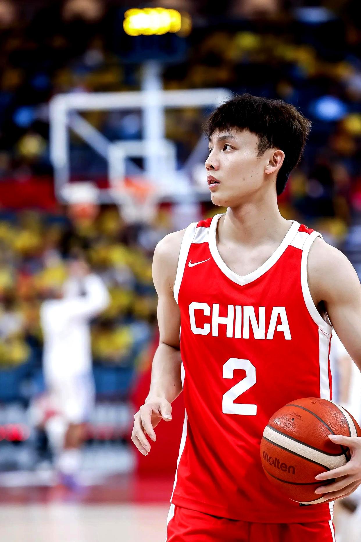 国际比赛日广东宏远调整名单以备亚冠，再遭质疑环节打磨，态度坚定，临场指挥获称赞的简单介绍